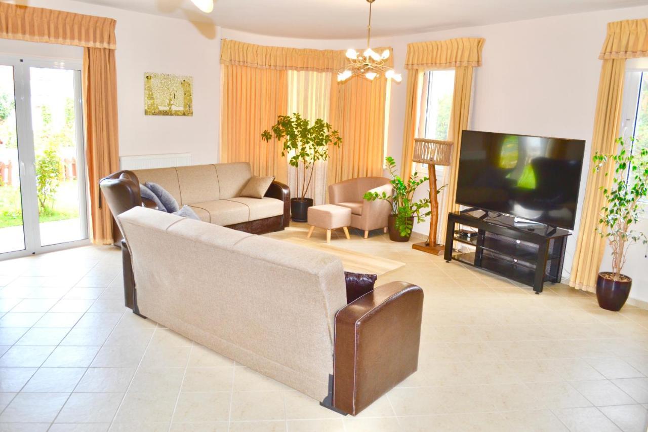 Giorgos Large Size Apartments -Family Friendly With Free Parking And Yard Views Heraklion  ภายนอก รูปภาพ